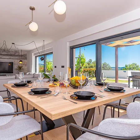 別荘 Gorgeous In シベニク